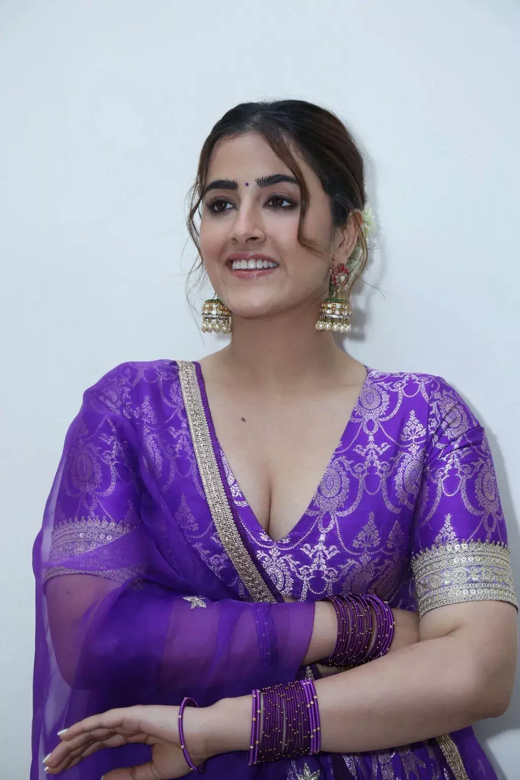 nupur sanon flaunt sexy cleavage