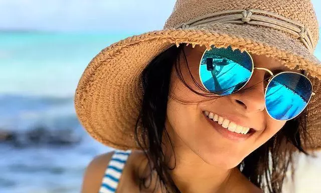 Andrea Jeremiahs Stunning Sky-Blue Beach Look