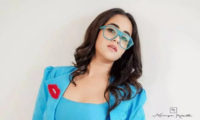 Deepthi Sunaina Stuns in Sky-Blue
