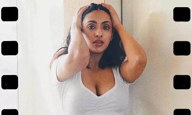 Akansha Kapoors Cool and Casual Vibe Takes Center Stage