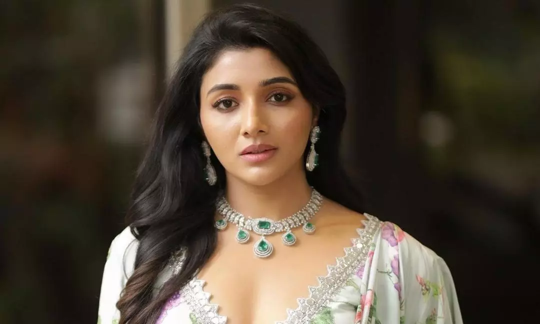 Mirnaa Stuns in Cream Floral Ruffle Saree