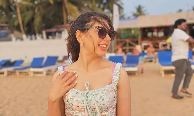 Niti Taylors Graceful Beach Vibes