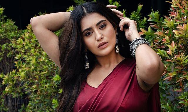 Rashi Singh's Adorable Pics in Crimson | Rashi Singh's Adorable Pics in