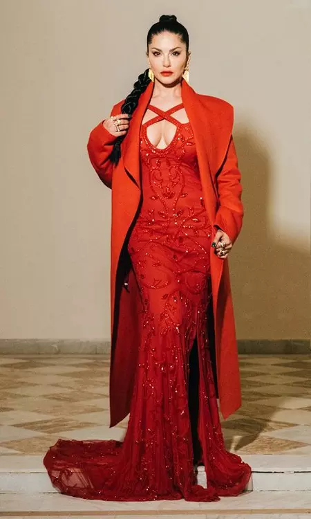 Sunny Leone sets your heart on fire