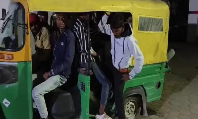 Motorized Rickshaw Overloading Autorickshaw Overloaded with 18 Passengers in Jhansi Sparks Safety ...
