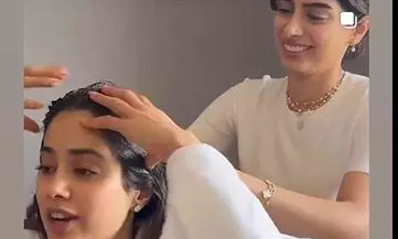Kushi Kapoor Oiling Janhvi’s Hair In France