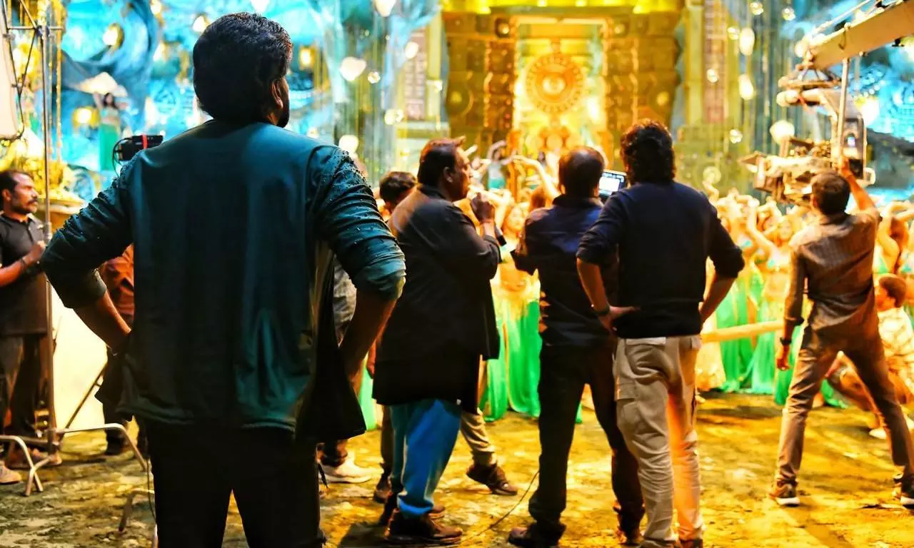 Who�s that Bollywood lady beside Chiru in Viswambhara?