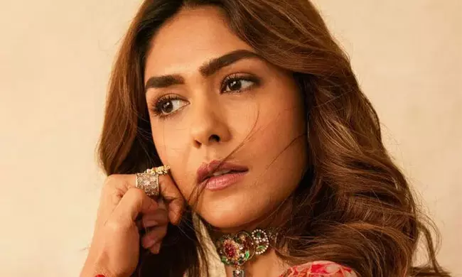 Mrunal Thakur Issues Public Apology After Viral Clip