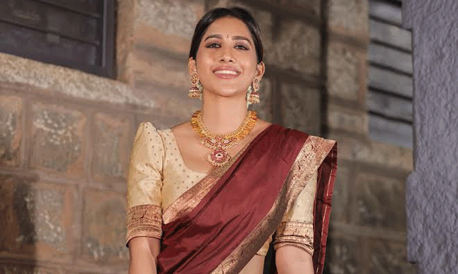 Kasavu Sarees Turn Heroines Into Festival Showstoppers