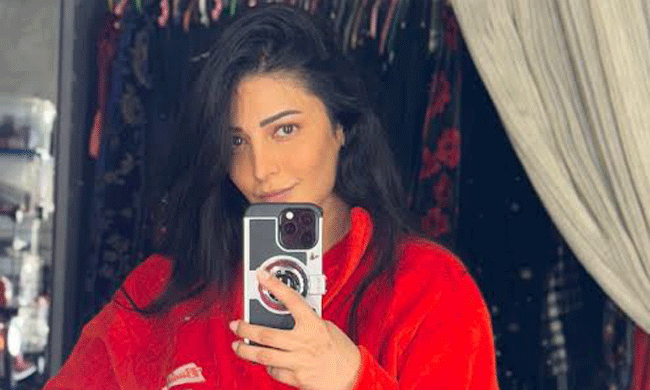 Shruti Haasan Red Bathrobe Selfie Sets Internet Ablaze