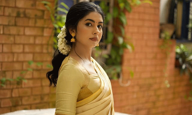 Saraswathi Menon Stuns In Golden Saree, Celebrates Onam
