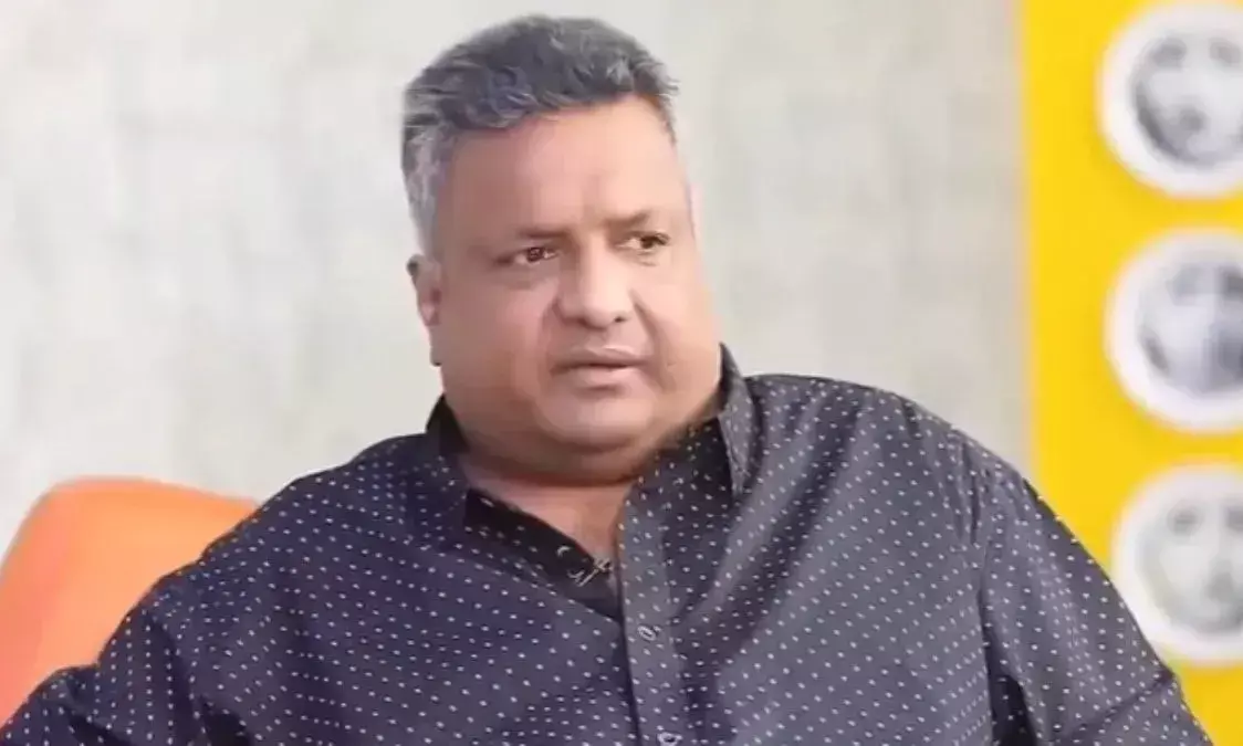 Star Hero Need Six Vans Just to Sit Naked