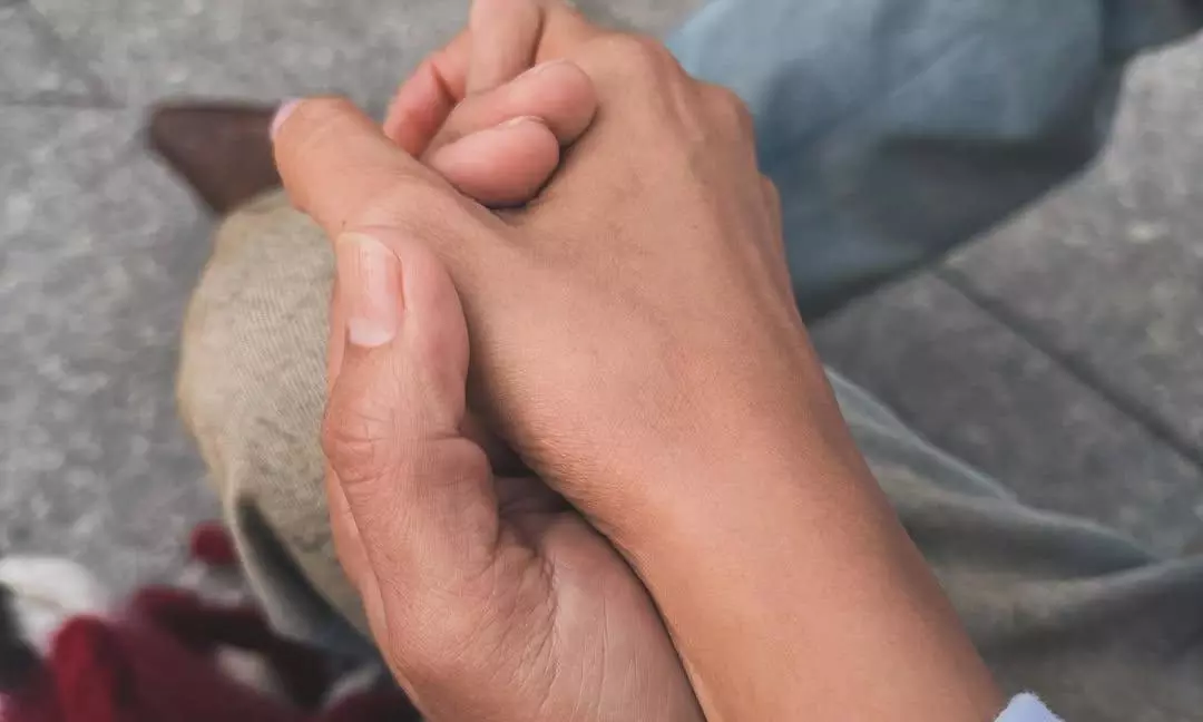 Pic Talk: Deepika Holds Hands With Him Amidst Chaos!