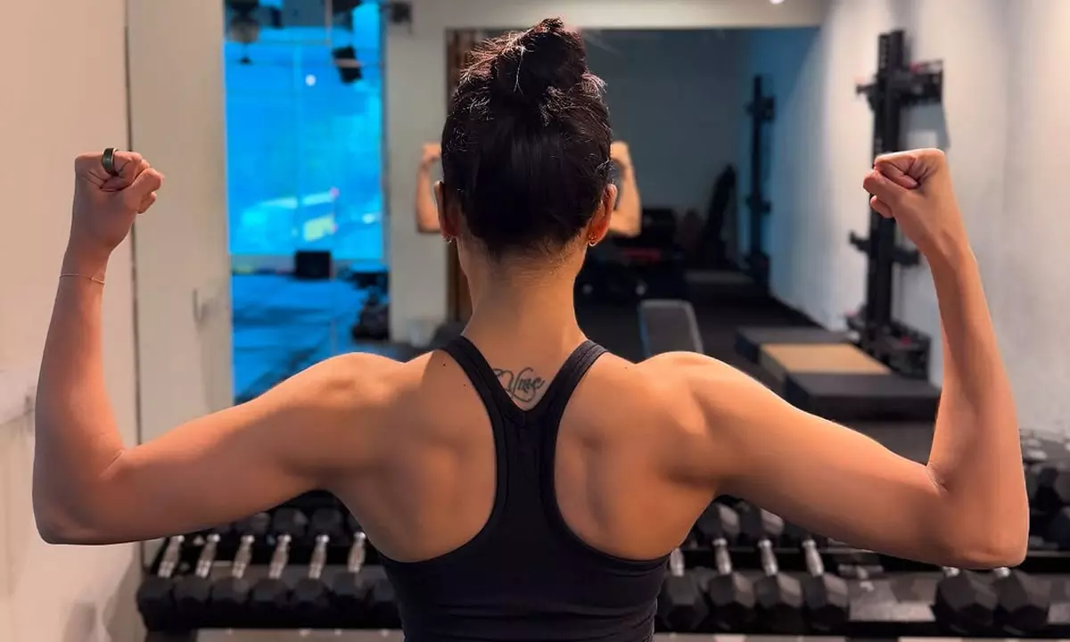 Samantha Flaunts Bicep In Hot Gym Selfie