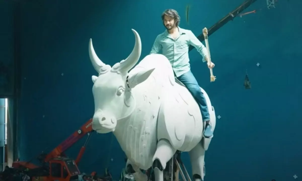 Mahesh Babu Ignites Frenzy With Wild Bull Entry BTS