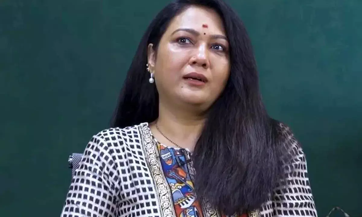 Actress Hema Breaks Down Over Lost Chances