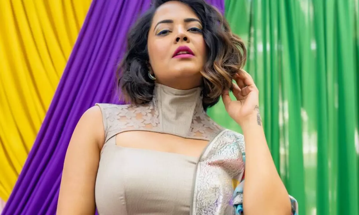 Holi: Anasuya Stays Silent On Aunty Shouts,But..