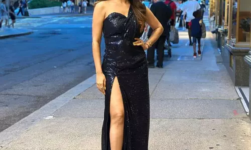 Stunning Pics Of Ashu Reddy In Stylish Outfit