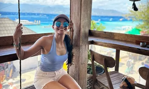 Vivacious Poses From Andrea Jeremiah