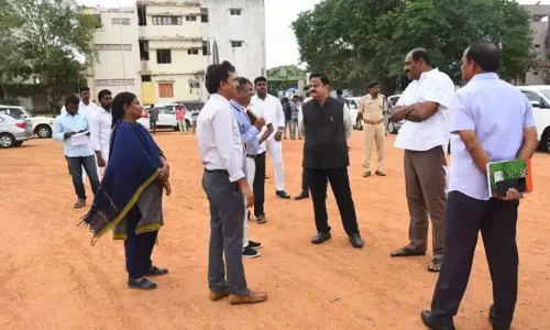 జగన్ కోసం చెట్లను బలిచేస్తున్న అధికారులు.. కొన్ని చోట్లే ఎందుకిలా?