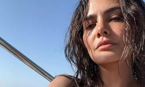 క్లోజప్‌ సెల్ఫీలో క్లీవేజ్ షో తో కవ్వింతలు