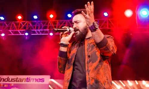 తుపాకీ త‌ల‌కాయ మీద పెట్టి పాట పాడించుకున్న ఘ‌నుడు!