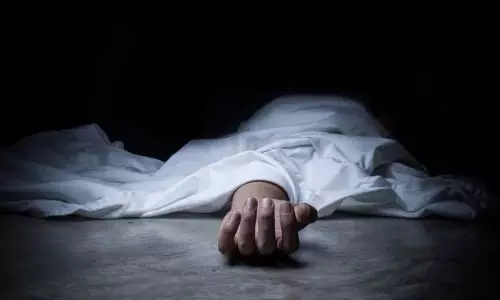 రాత్రంతా గర్బిణి మెడపై కత్తి పెట్టినోడు సూసైడ్