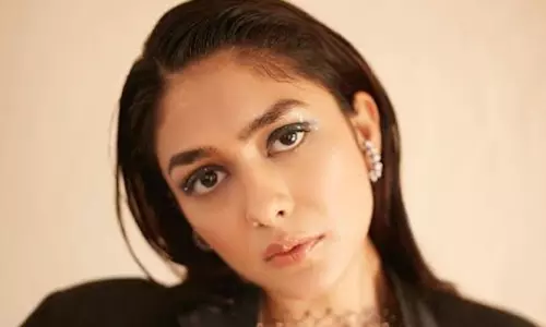 మృణాల్ ఆల్వేస్ మెస్మరైజింగ్..!