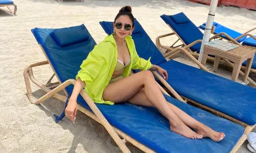 టూ పీస్ లో ర‌కుల్ అందాల దాడి!