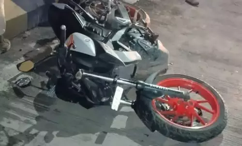 గచ్చిబౌలి ఫ్లై ఓవర్  పై నుంచి క్రింద పడిన బైక్ !