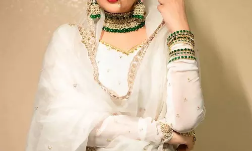 Sreemukhi Poses In Retro Outfit