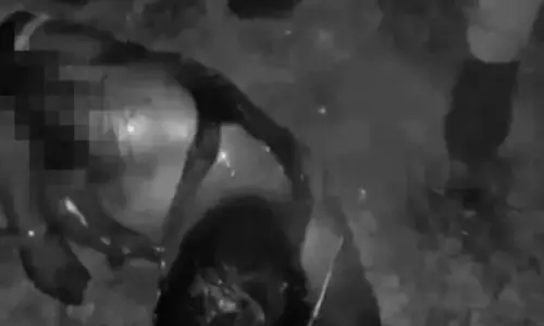 తీవ్ర గాయాలతో పడున్న వ్యక్తిపై మూత్రం.. వీడియో వైరల్!