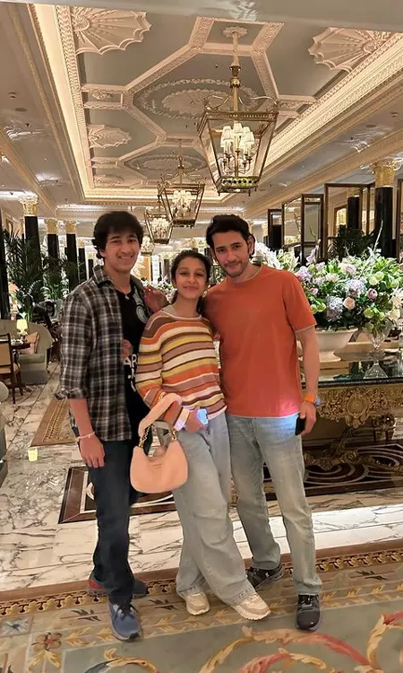 Superstar Mahesh Enjoys Family Time In Abroad