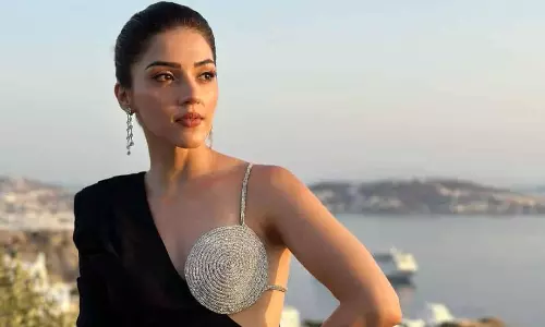 గోల్డెన్ బ్రాలెట్‌లో మెహ‌రీన్ మురిపాలు!