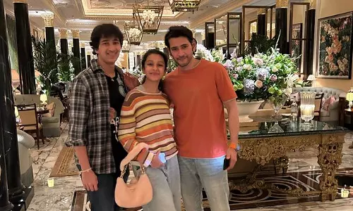 Superstar Mahesh Enjoys Family Time In Abroad