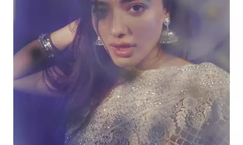 Enticing Poses Of Ketika Sharma In Saree