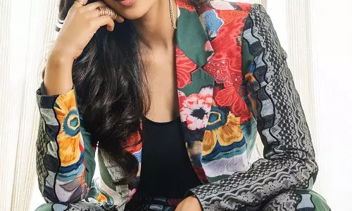 Enchanting Poses Of Meenakshi Chaudhary