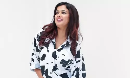 లెగ్స్ అందాలతో బిగ్ బాస్ పిల్ల స్టన్నింగ్ షో