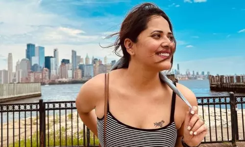 అక్కడ టాటూ కనిపించేలా  అనసూయ ఫోజులు..!