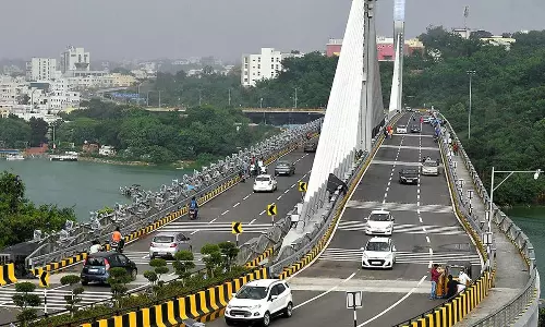 తల్లి మందలించిందని  కేబుల్  బ్రిడ్జిపైనుంచి దూకిన బాలిక!