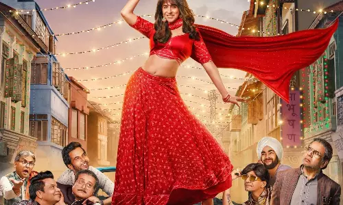 డ్రీమ్ గ‌ర్ల్ 2 ట్రైల‌ర్: వ‌ల‌లు విసిరే క‌న్నె గులాబీ