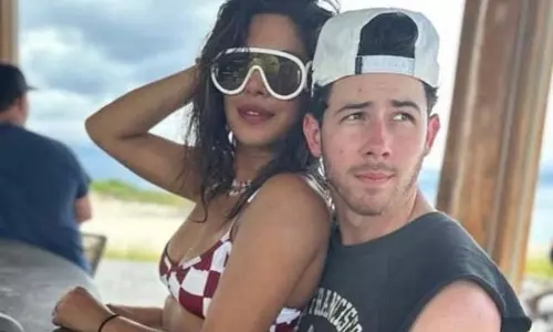 నిక్ ఒడిలో పీసీ..ఇలా పేంప‌ర్ చేస్తే ఎలా!