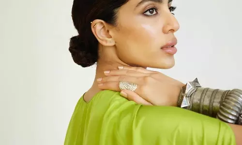 Sobhita Shows Off Toned in Green Saree