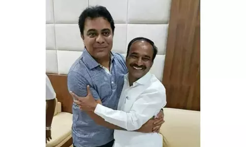 అసెంబ్లీలో ఇంట్రెస్టింగ్  సీన్.. ఈటల - కేటీఆర్  ఆలింగనం!