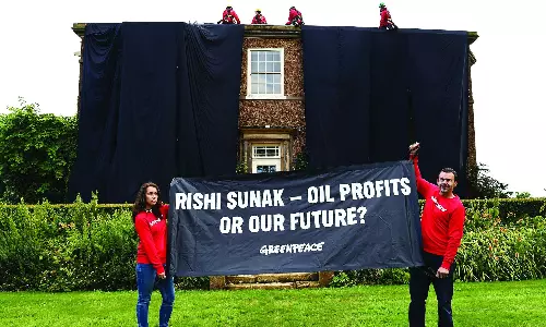 బ్రిటన్ ప్రధాని సునాక్ ఇంటిపై నల్ల వస్త్రాన్ని కప్పేశారు