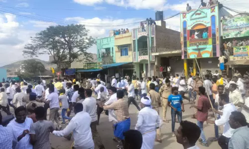 అతి అనర్థం.. పుంగనూరు ఘటనలో ఎవరిది తప్పు? అతి అనర్థం.. పుంగనూరు ఘటనలో ఎవరిది తప్పు?