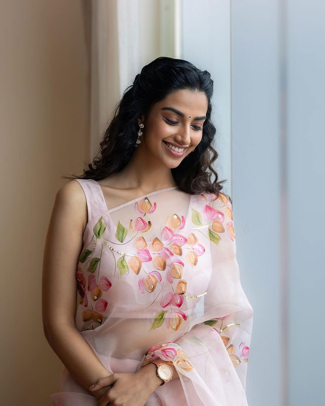 Scintillating Looks Of Meenakshi Chaudhary Scintillating Looks Of scintillating-looks-of-meenakshi-chaudhary-scintillating-looks-of