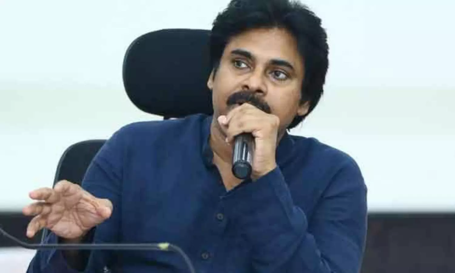 జనసేన టచ్ లోకి బిగ్ షాట్స్...అక్కడ నుంచే...?