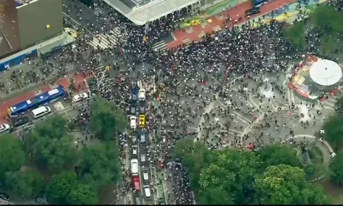 యూట్యూబర్‌  ఫ్రీ గిఫ్టులు... రణరంగంగా న్యూయార్క్‌  వీధులు!