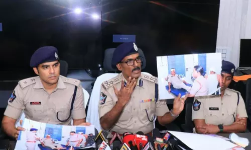 రగులుతున్న ఖాకీ...ఒక్క పది నిముషాలు చాలుట...!